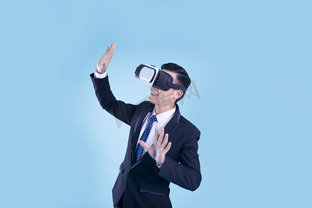 体验vr眼镜摄影照片_体验虚拟眼镜科技人像VR摄影图配图