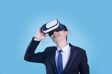 体验vr眼镜摄影照片_人像VR眼镜商务虚拟摄影图配图