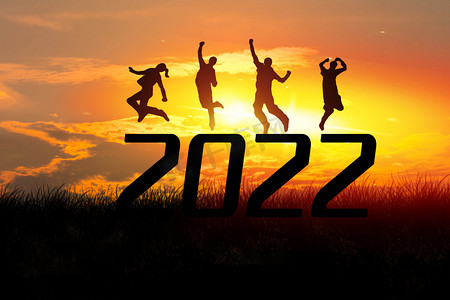 2022摄影照片_剪影黄昏团队人物户外跳跃摄影图配图