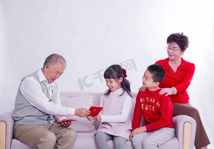 春节拜年人像过年老人和孩子摄影图配图
