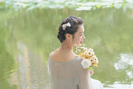 少女草地摄影照片_美女清新少女甜美漂亮摄影图配图