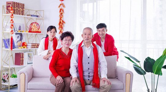 春节拜年人像家庭一家人摄影图配图