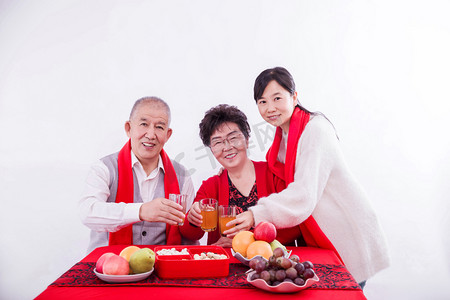 中国红春节摄影照片_过年春节合影人像一家人摄影图配图