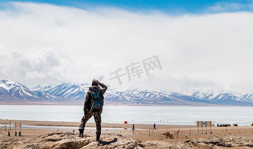 雪山草原摄影照片_瞭望春天人物湖摄影摄影图配图