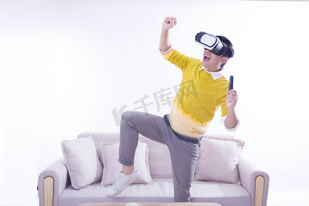 VR科技人像体验虚拟眼镜科技摄影图配图