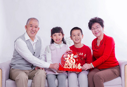 老红军和小红军摄影照片_全家福春节人像老人和孩子过年摄影图配图