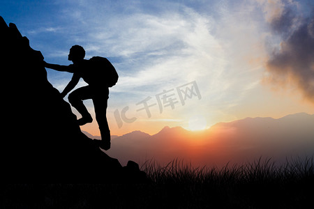 人像剪影摄影照片_剪影夜晚登山人物户外山脉摄影图配图