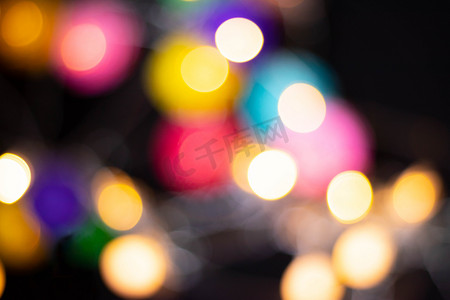 光效矩形摄影照片_光效晚上光点室内光效摄影图配图