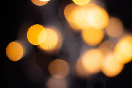 炫彩梦幻光效摄影照片_光斑夜晚星光室内黄色光斑摄影图配图