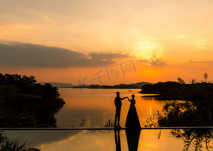 七夕情人节夕阳两个人湖边牵手摄影图配图