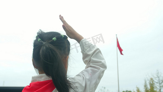 少先队敬礼摄影照片_小学生国旗下敬礼