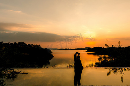 婚纱照摄影照片_七夕情人节婚纱剪影摄影图夕阳两个人湖边亲吻摄影图配图