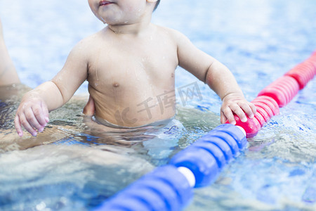 假期傍晚小宝宝泳池玩水摄影图配图