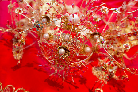 婚礼红色发冠中式金色秀禾摄影图配图