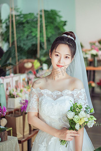 花朵结婚摄影照片_婚纱白天新娘室内新婚摄影图配图