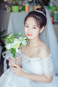 婚礼婚纱摄影照片_新娘白天美女室内鲜花婚纱摄影图配图