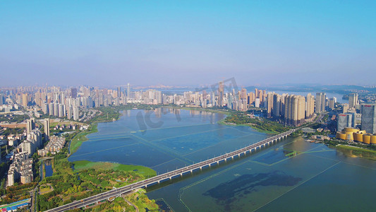 桥梁摄影照片_航拍湖北武汉乌梅沙湖大桥交通