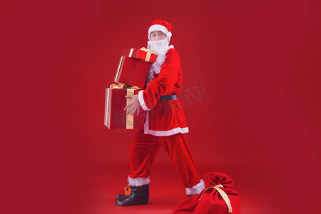 圣诞节标题框摄影照片_圣诞老人人像特色节日礼物盒圣诞节摄影图配图