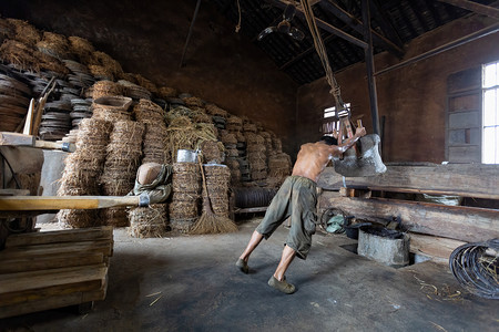 油榨油榨人物工厂摆动摄影图配图