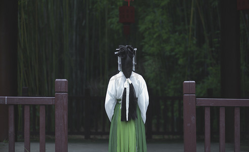 古风水墨庭院背景摄影照片_古风女子背影下午女子竹林无摄影图配图