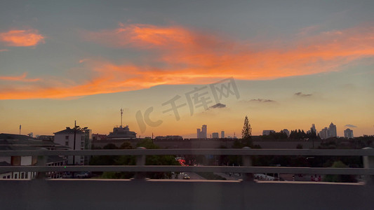 车窗外风景摄影照片_实拍第一视角车窗外晚霞风景