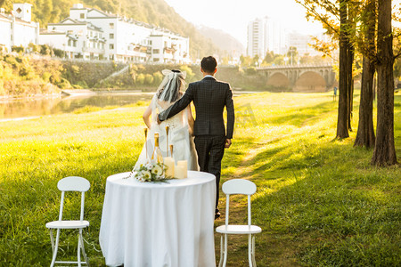 婚纱ps摄影照片_小树林拍婚纱照的照片下午两个人户外拥抱摄影图配图