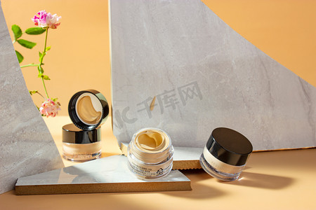 美妆用品棚拍粉底液化妆品创意摄影图配图