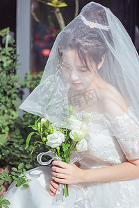 婚纱白天新娘户外鲜花摄影图配图
