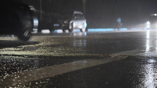 夜晚街道暴雨中行驶的汽车