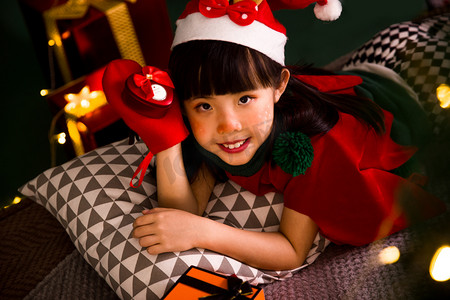 小女孩人像圣诞女孩诞圣礼物圣诞节摄影图配图