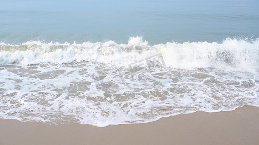 夏天白色海浪拍打沙滩