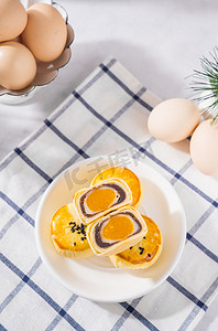 美食摄影照片_点心蛋黄酥美食糕点食品摄影图配图