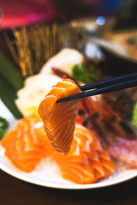 日式料理白天三文鱼室内吃饭摄影图配图