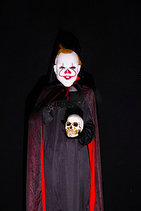 万圣节夜晚人物室内骷髅摄影图配图