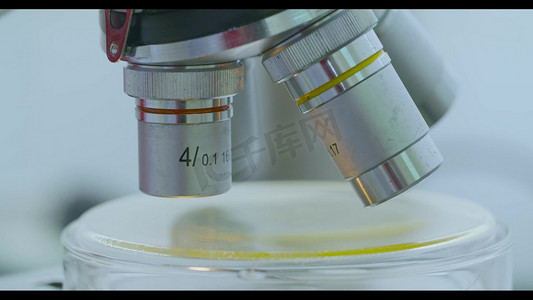 实验室使用显微镜做研究特写镜头