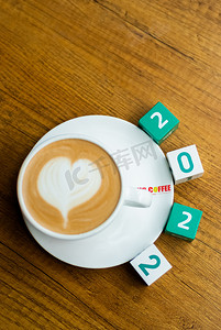 咖啡2022年咖啡摆放在桌子上摄影图配图