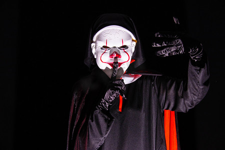 万圣节黑夜恐怖人物室内黑手套摄影图配图