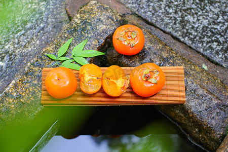 红色霜降摄影照片_秋收秋柿子新鲜水果创意摄影图配图