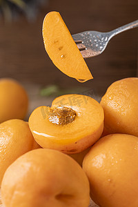 美味多汁摄影照片_营养黄桃果肉新鲜水果摄影图配图