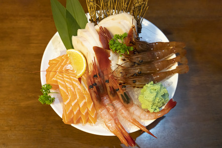 山葵摄影照片_日式料理白天生鱼片拼盘室内吃饭摄影图配图