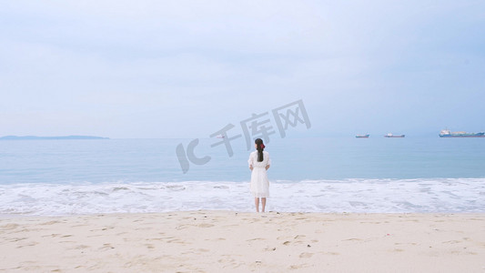 小清新海滩摄影照片_站在海滩上的白衣少女看向大海