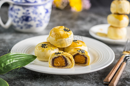 糕点美食白天蛋黄酥室内摆拍摄影图配图