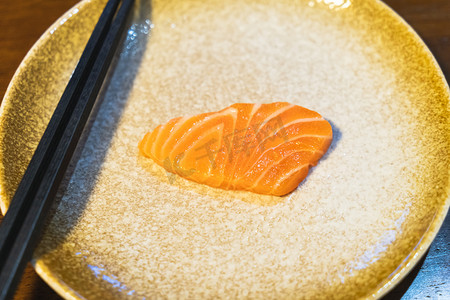 盘子日式摄影照片_日式料理白天生鱼片室内吃饭摄影图配图