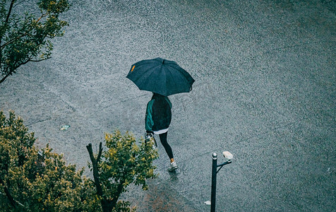 秋天雨季风光白昼打伞行走的人户外拍摄摄影图配图
