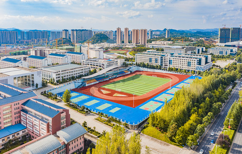 体育场操场摄影照片_学校中午球场篮球场航拍摄影图配图