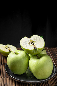 水果酸甜美味青苹果室内桌上摄影图配图