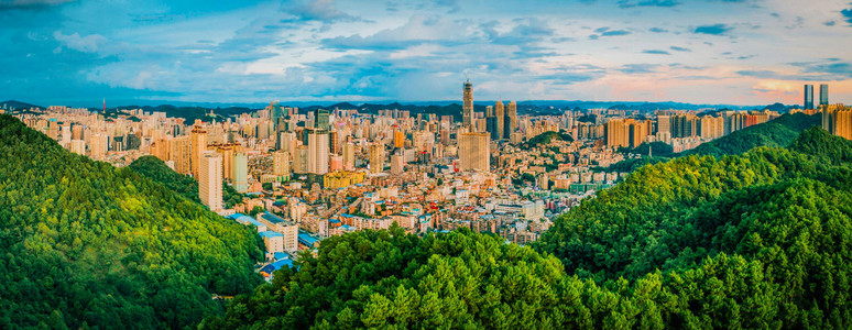 全景摄影照片_城市建筑黄昏贵州贵阳黔灵山全景摄影图配图