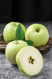酸甜摄影照片_水果新鲜美味青苹果室内桌上摄影图配图