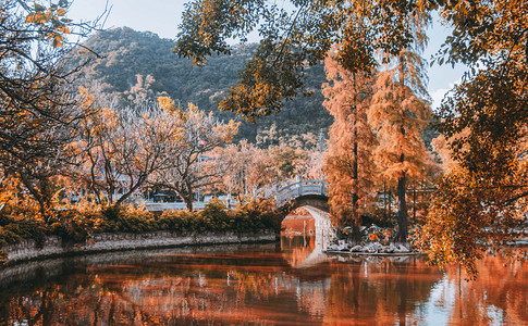 秋天公园摄影照片_公园中午广西省柳州市都乐岩风景区园风光景区内在拍摄摄影图配图