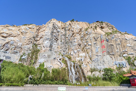 西霞口摄影照片_神雕山动物园白天山体雕塑景区旅游摄影图配图